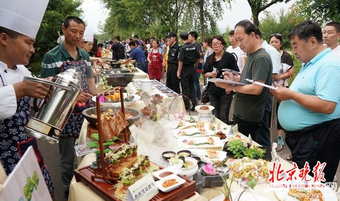 延庆百米长桌宴开席 30多种特色乡村美食静待品尝[墙根网]