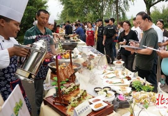 延庆百米长桌宴开席 30多种特色乡村美食静待品尝