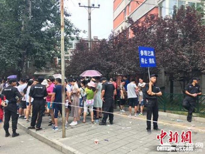 清华北大游客爆满 网友：身在校园但素质距离高等学府还很远[墙根网]