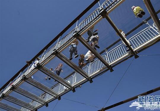 黄河3d玻璃桥正式对游客开放 桥面与河面垂直高度达10米