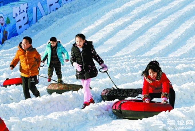 陶然亭“大雪山”滑雪场开放 还有8只极地企鹅助兴[墙根网]