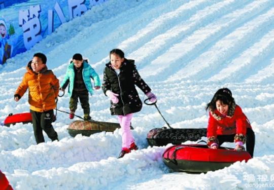 陶然亭“大雪山”滑雪场开放 还有8只极地企鹅助兴