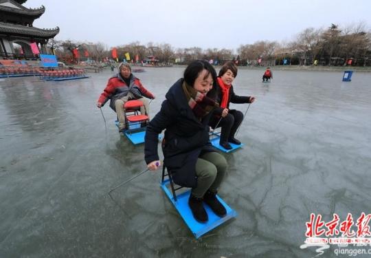 北京陶然亭公园冰场正式开放：贴近冬奥 娱乐健身