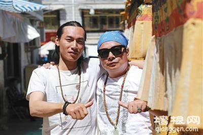 2017年9月，刘银川(左)和书店老板徐海自驾前往阿里地区。