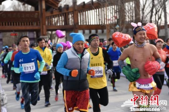 第三届北京野鸭湖冰雪马拉松开跑 邢傲伟、郭丹丹领跑