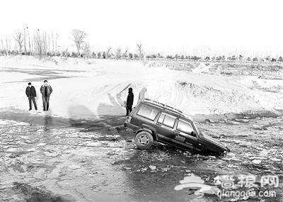 潮白河成越野车“溜冰场” 一辆车在冰面上行走不幸压垮冰面