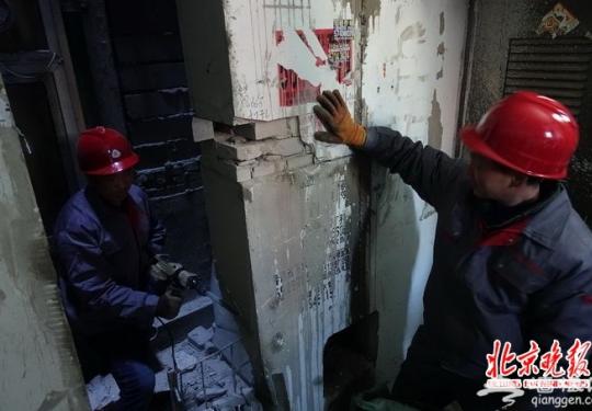 北京老楼加装电梯首试“公交模式” 乘坐每次刷卡两毛钱
