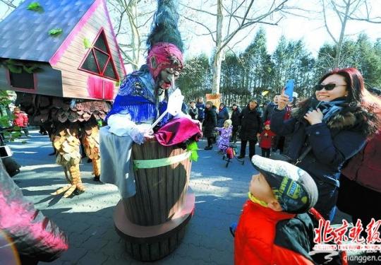 北京朝阳国际风情节正式开锣 市民可与街头艺人“零距离”互动