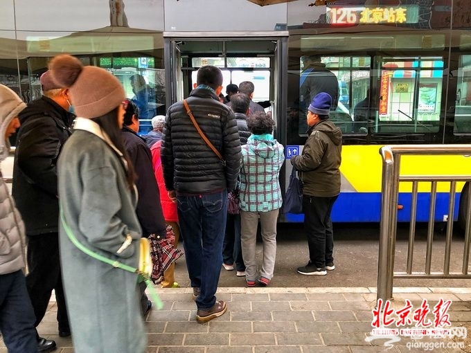 北京126路公交暂缓撤线引人深思 公交线路调整如何有据可依？[墙根网]