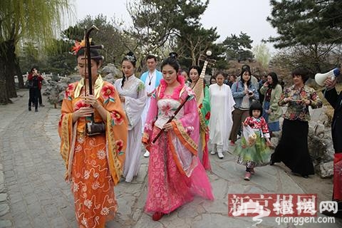 清明节游客可到北京大观园观赏“黛玉葬花”[墙根网]