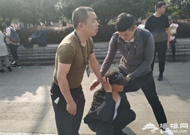 警察逮捕樱花黄牛 出动上百警力