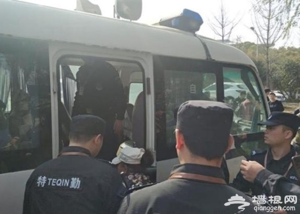 警察逮捕樱花黄牛 出动上百警力