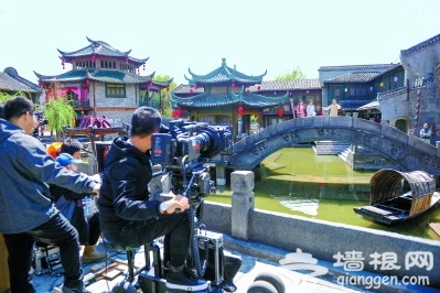 游客穿上戏服在北京电影嘉年华体验古装短剧