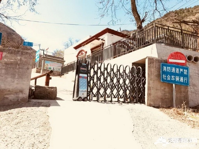 北京香山公园门口黑车黑导游猖獗 带游客爬梯翻墙逃票[墙根网]