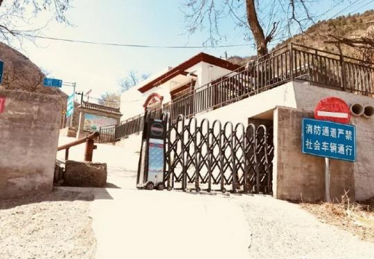 北京香山公园门口黑车黑导游猖獗 带游客爬梯翻墙逃票