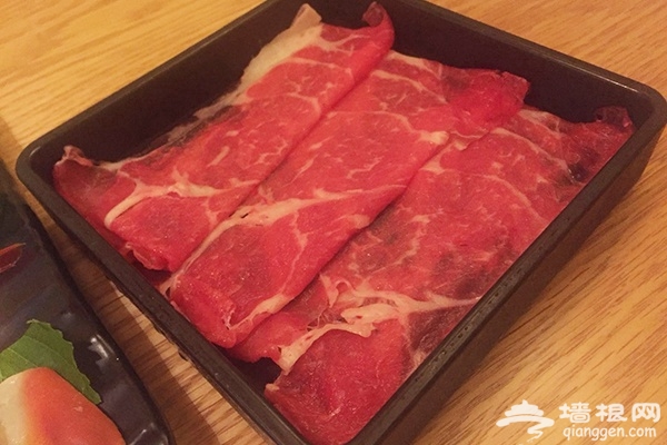 这才叫烤肉啊！雪花牛肉牛肋条烤牛舌黑猪五花，80块钱随便吃！[墙根网]