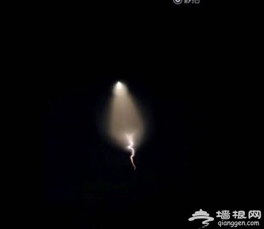 北京上空出异象!网友:谁家手电筒扔天上了？[墙根网]