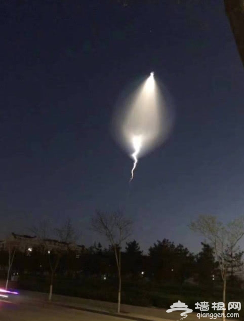 北京上空出异象!网友:谁家手电筒扔天上了？[墙根网]
