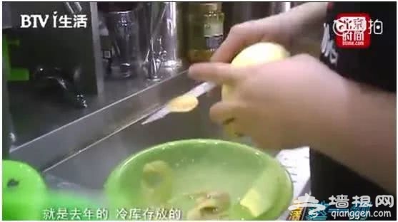 记者卧底网红饮品店，发现很多人爱喝的这种饮料，可能比刷锅水还脏！[墙根网]