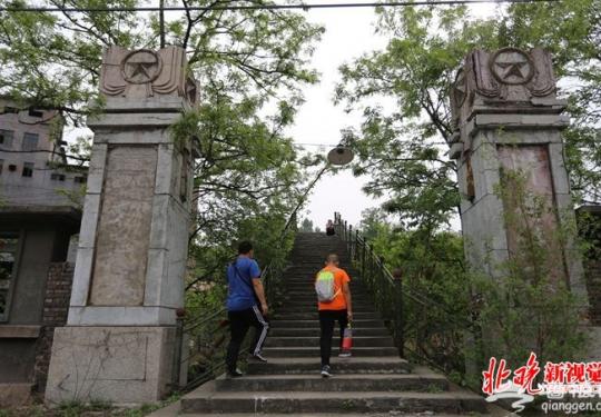 京郊废弃厂矿成年轻人探险秘境 艺术院校在校生留连工业遗址