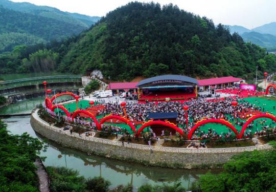 湖北崇阳柃蜜小镇首届玫瑰文化旅游节 盛大启幕