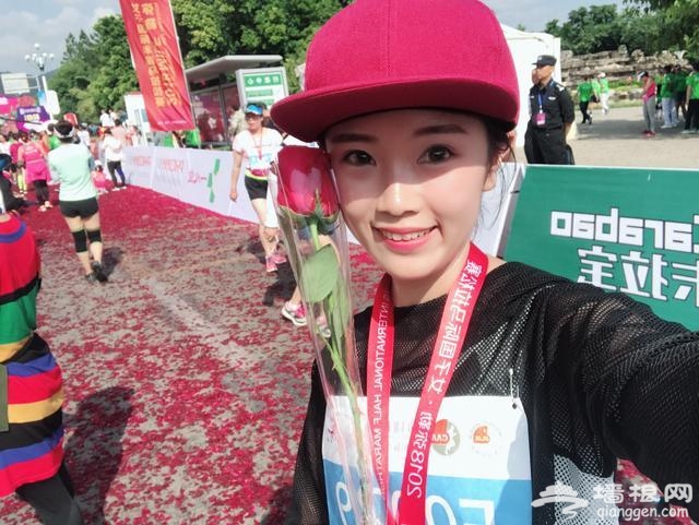 2018弥勒女子半程马拉松甜蜜开跑 现场精彩图集[墙根网]