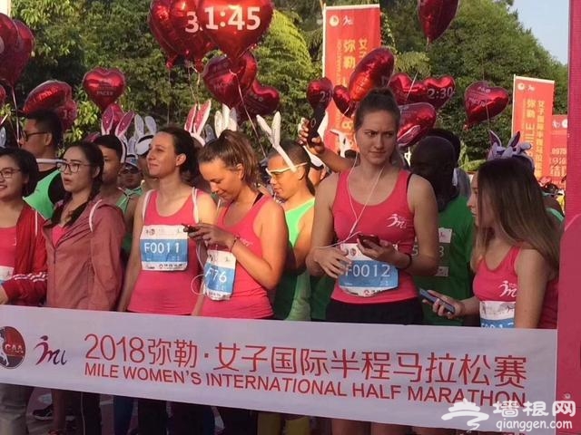 2018弥勒女子半程马拉松甜蜜开跑 现场精彩图集[墙根网]