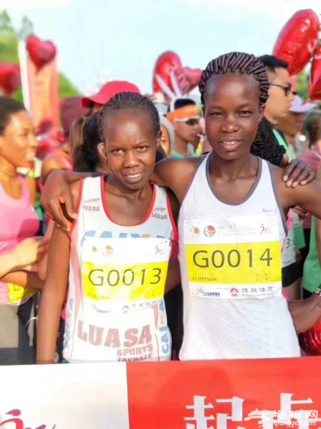 2018弥勒女子半程马拉松甜蜜开跑 现场精彩图集[墙根网]