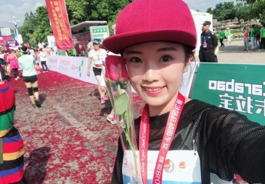 2018弥勒女子半程马拉松甜蜜开跑 现场精彩图集