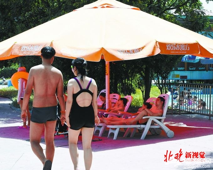 北京市民开启“消夏”模式 欢乐水魔方水上乐园周末迎客流高峰[墙根网]