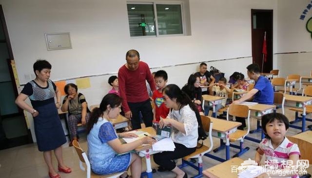 北京小学入学登记 父母为了孩子的未来深夜一直在排队