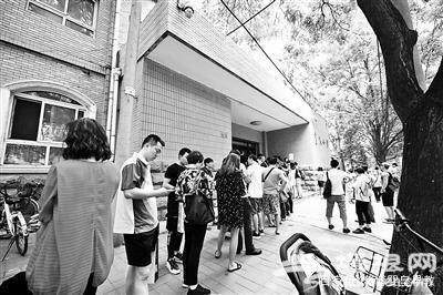 北京小学入学登记 父母为了孩子的未来深夜一直在排队