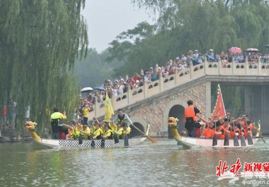 北京圆明园福海首次展演皇家龙舟赛 让游客体验“皇家”端午文化