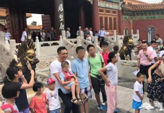 网友故宫偶遇刘烨 网友：这是火华社长粉丝见面会
