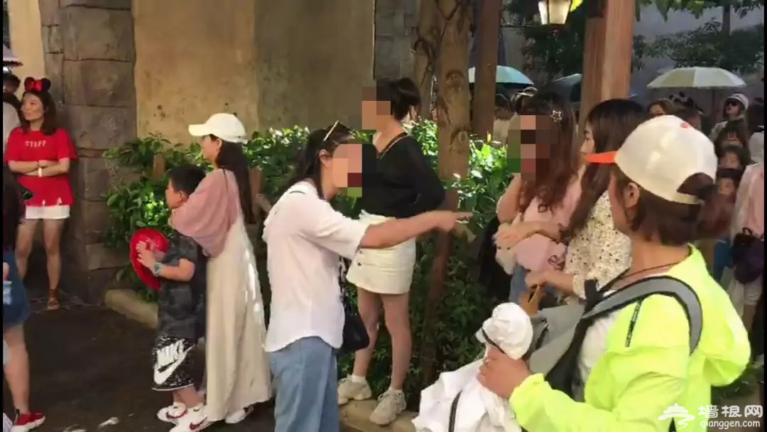女生在迪士尼疑被8岁男童摸臀 上前理论反遭其母打骂[墙根网]