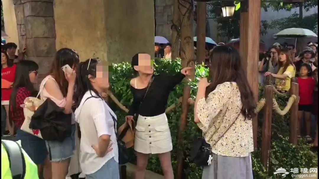 女生在迪士尼疑被8岁男童摸臀 上前理论反遭其母打骂[墙根网]