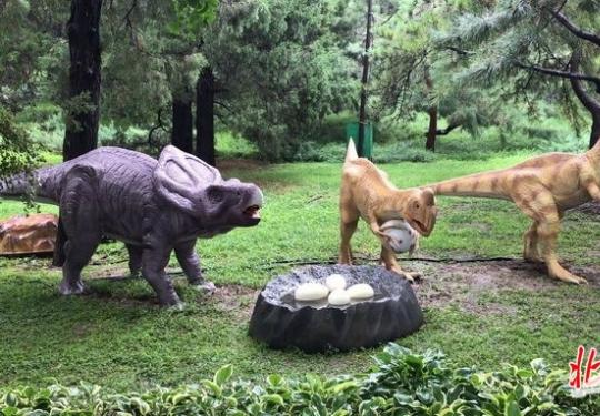 北京陶然亭公园“最大肉食恐龙”亮相 园博馆开启“仲夏夜之梦”
