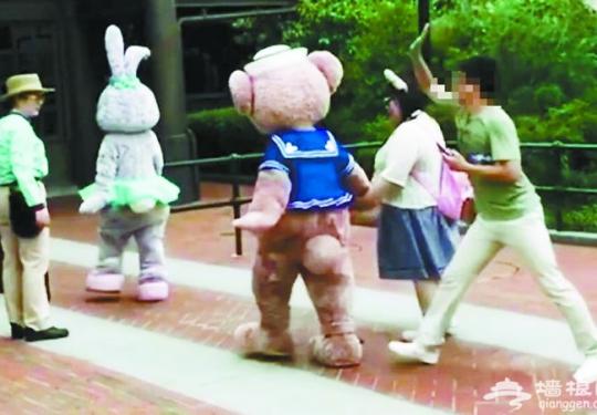 迪士尼小熊被游客无故打头 网友：应该禁止这种人入园