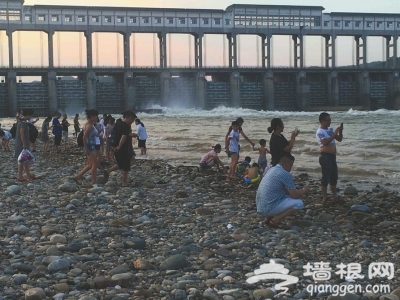 网红沙滩再发事故7天内连殒3命 警示标牌成“摆设”