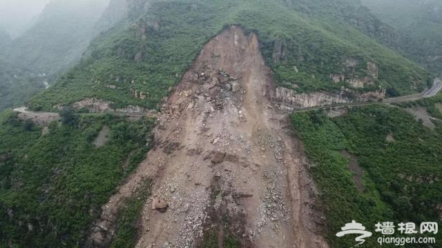 房山山体崩塌发生前10分钟，是他们先发现了险情，拦截行人车辆！