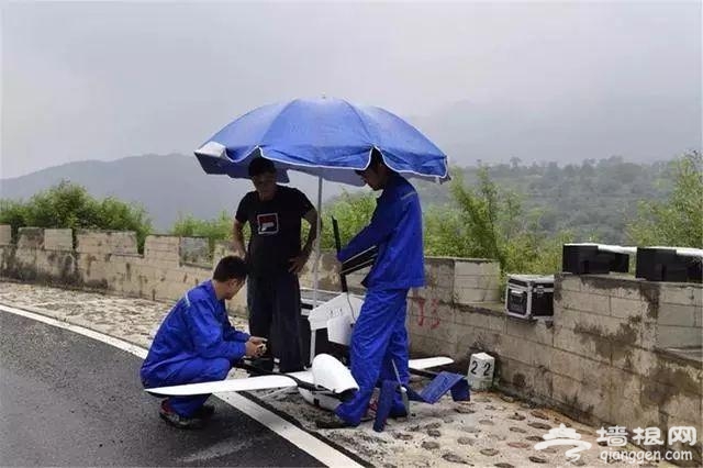 房山山体崩塌发生前10分钟，是他们先发现了险情，拦截行人车辆！[墙根网]