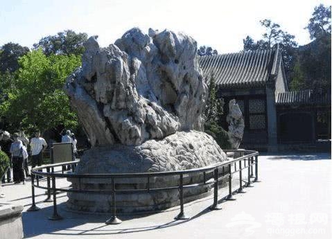 颐和园矗立一块石头,导游却奉劝游客不要上前合照,有何原因?