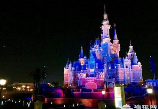 上海迪士尼半价吸引游客却惨遭拒绝？网友：排队2小时游玩5分钟！