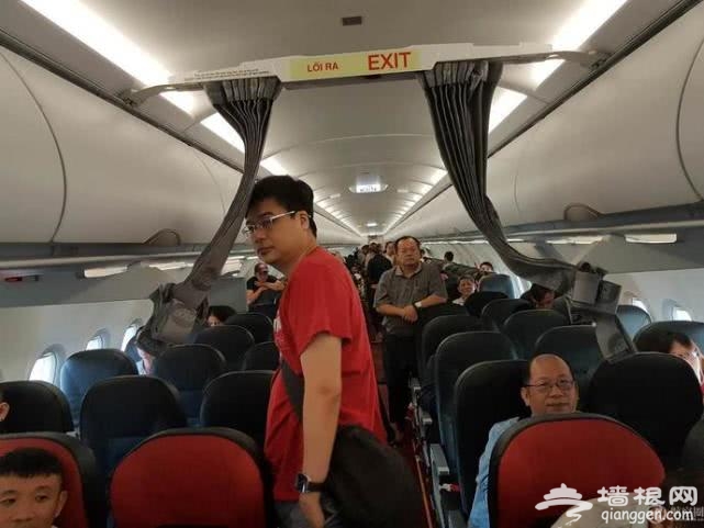 “比基尼”航空因大雨航班转降 旅客被闷机舱6小时冲空姐发火[墙根网]