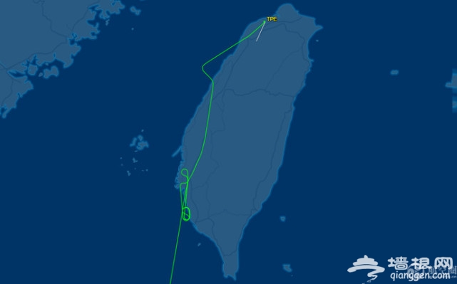 “比基尼”航空因大雨航班转降 旅客被闷机舱6小时冲空姐发火[墙根网]