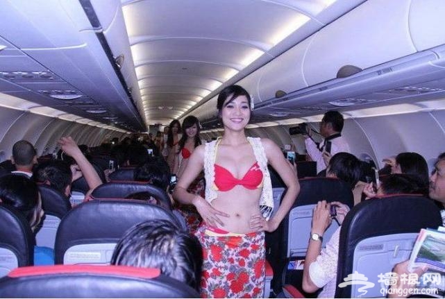 “比基尼”航空因大雨航班转降 旅客被闷机舱6小时冲空姐发火[墙根网]