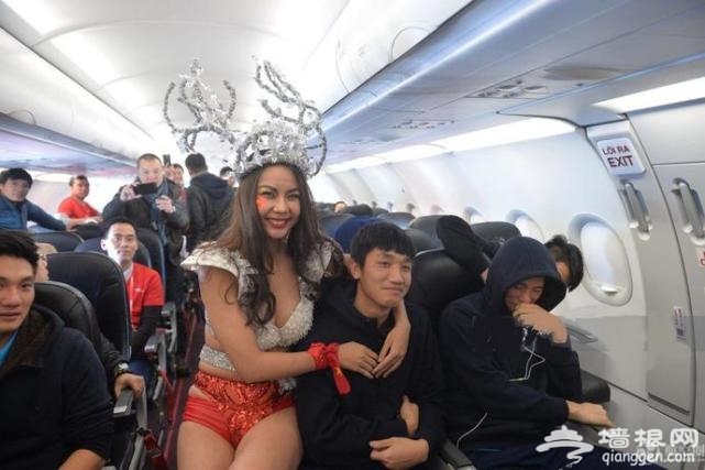 “比基尼”航空因大雨航班转降 旅客被闷机舱6小时冲空姐发火[墙根网]