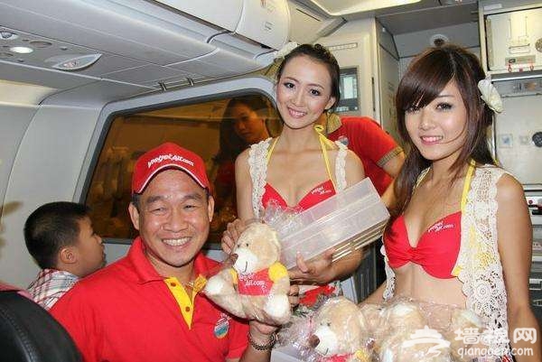 越南空姐的这个“服务”，让人舍不得下飞机，说出来你可能不太信！[墙根网]