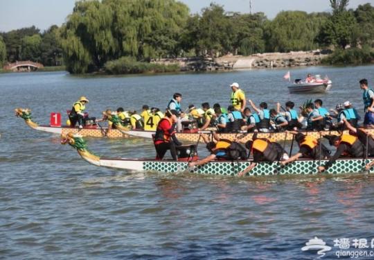 皇家龙舟北京圆明园内竞演 11支队伍福海破浪再现传统文化