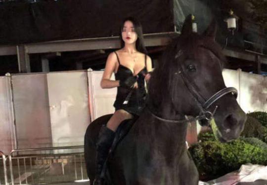 网传女子深夜骑马横穿半个上海市区疑似作秀？警方：涉事女子已被控制